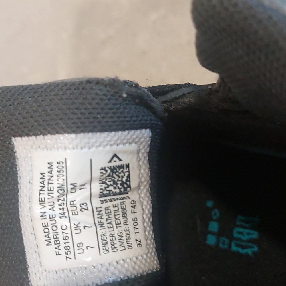 NWT, Converse, Size 7, Black and White Kids Sneakers - Picture 6 of 10